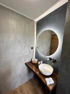 洛泽内茨Villas Park Lozenets的一间带水槽和镜子的浴室