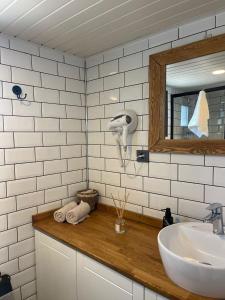乌尔拉Zu Tiny House Hotel & Restaurant的一间带水槽和镜子的浴室