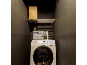 旭川9 C Hotel Asahikawa - Vacation STAY 58441v的角落里的洗衣机和烘干机