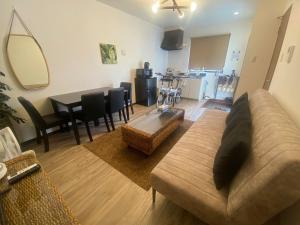 石垣岛Monstera - Vacation STAY 60812v的带沙发的客厅和用餐室