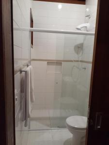 弗洛里亚诺波利斯Por do Sol的带淋浴和卫生间的浴室
