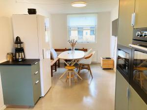 维比Villa med private værelser delt badeværelse/køkken, viby sj.的一间厨房和一间带桌子的用餐室