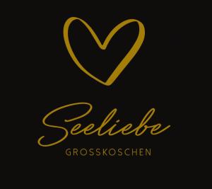 森夫滕贝格Seeliebe mit Sauna und nur 50 mtr. bis zum Strand的黑色背景的金色标志,带有心
