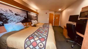 米德瓦尔Royal Inn Midvale的酒店客房设有两张床和一台平面电视。