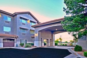 谢拉维斯塔Comfort Inn & Suites Sierra Vista near Ft Huachuca的车道和车库的房子