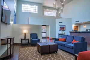 谢拉维斯塔Comfort Inn & Suites Sierra Vista near Ft Huachuca的客厅配有蓝色的沙发和桌子