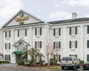 湖城湖城品质酒店的一座白色的建筑,上面标有读高质量的旅馆
