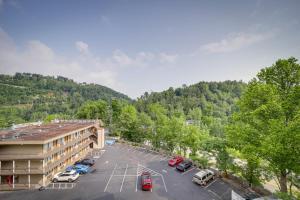 加特林堡Stylish Gatlinburg Condo with Pool Walk Downtown!的酒店前停车场的空中景致