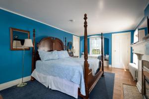 尼亚加拉瀑布板栗酒店的一间卧室配有一张带蓝色墙壁的大床