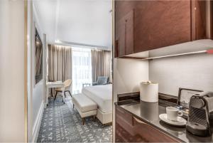 温哥华AZUR Legacy Collection Hotel的酒店客房带一张床和一个厨房