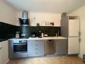 蒙绍MON Bijou 2 Schlafzimmer的厨房配有炉灶和冰箱。