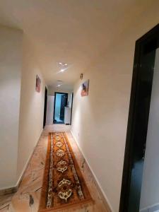 迪拜Moca hostel的地板上铺着地毯的空走廊