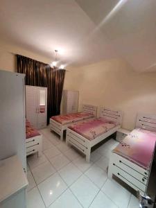 迪拜Moca hostel的一间卧室设有三张床和窗户。