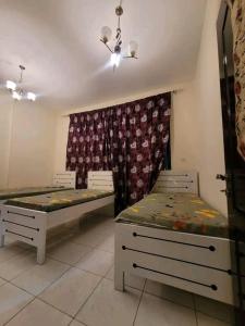 迪拜Moca hostel的带窗户的客房内的两张床