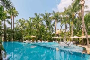 库埃纳瓦卡Anticavilla Hotel Restaurante & Spa的度假酒店的游泳池