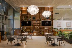 库埃纳瓦卡Anticavilla Hotel Restaurante & Spa的用餐室配有桌椅和吊灯。
