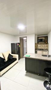 佩雷拉Apartahotel222 Pereira 403的带沙发的客厅和厨房