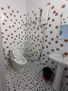 贡布Orchid 101的一间带卫生间和水槽的浴室