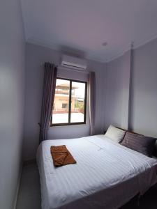 贡布Orchid 101的卧室配有白色的床和窗户