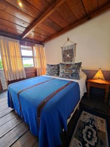 危地马拉安地瓜Yellow House Hostel B&B的一间位于客房内的蓝色床卧室
