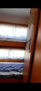 塔拉戈纳Hotel caravana Guadalupe的火车上的一张双层床