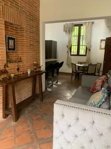 危地马拉安地瓜Casa Anabel的客厅配有沙发和桌子