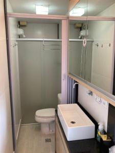 巴西利亚Flats Asa Norte CLN 213 by CentoEdez的浴室配有卫生间、淋浴和盥洗盆。