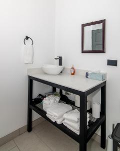 迦太基Casa de montaña Arisa的浴室配有盥洗盆和毛巾