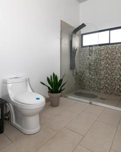 迦太基Casa de montaña Arisa的一间带卫生间和淋浴的浴室
