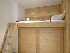 谷雪维尔Appartement Courchevel, 2 pièces, 4 personnes - FR-1-631-133的客房内的双层床,带梯子