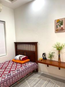 河内Peaceful house的一间卧室配有一张床、一张桌子和一个窗户。