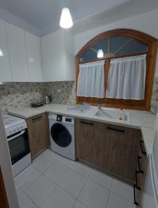 MesimvríaAndre House的厨房配有水槽和洗衣机