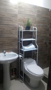 齐克拉约HOSPEDAJE SAN GABRIEL的一间带卫生间和水槽的浴室