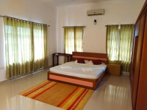 科钦AZZA Heritage Home的一间卧室配有一张床和地毯