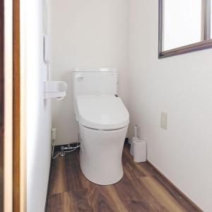 松本松本はなれ的浴室铺有木地板,设有白色卫生间。
