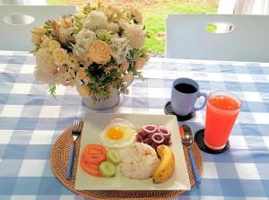 科隆Hidden Haven Coron的桌上一盘食物,包括鸡蛋和蔬菜