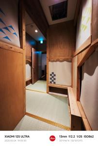 名古屋2023年6月開業 サカエ ゲストハウス的一间空房间,设有木墙和门