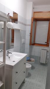 LʼAmericanoMarina Residence的白色的浴室设有水槽和卫生间。