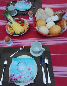 LangemarkB&B Lora的餐桌上放有食物和面包碗的桌子