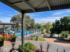 Bonnie DoonOmaroo High Country Retreat的从房子的庭院可欣赏到游泳池的景色