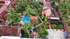 暹粒Natural Relax Villa的享有度假村的空中景致,设有游泳池和棕榈树