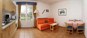 拉塞斯Mühlrast的厨房配有橙色沙发和桌子