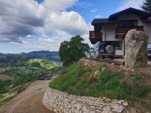 默古拉Chalet Betleem的停在山丘上房子前面的汽车
