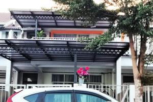 金宝Homestay Kampar Putra的停在房子前面的带花盆的汽车