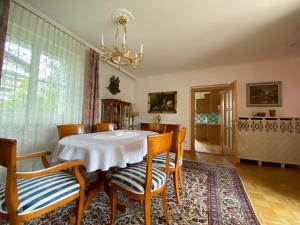特劳恩基兴Luxury-Suites Traunsee的一间带桌椅的用餐室