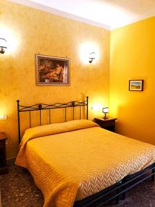 丰迪Bed And Breakfast Camere Primavera的一间卧室设有一张黄色墙壁的床