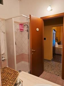 丰迪Bed And Breakfast Camere Primavera的带淋浴的浴室和粉红色盒子