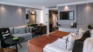 蒂勒桑德图拉萨德酒店的一间带大床的卧室和一间客厅