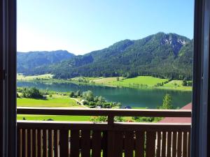 魏森湖Kolbitsch am Weissensee ein Ausblick der verzaubert的阳台享有湖景