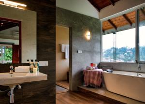 康提Kandy Tree Tops的两张图象,浴室内配有浴缸和水槽